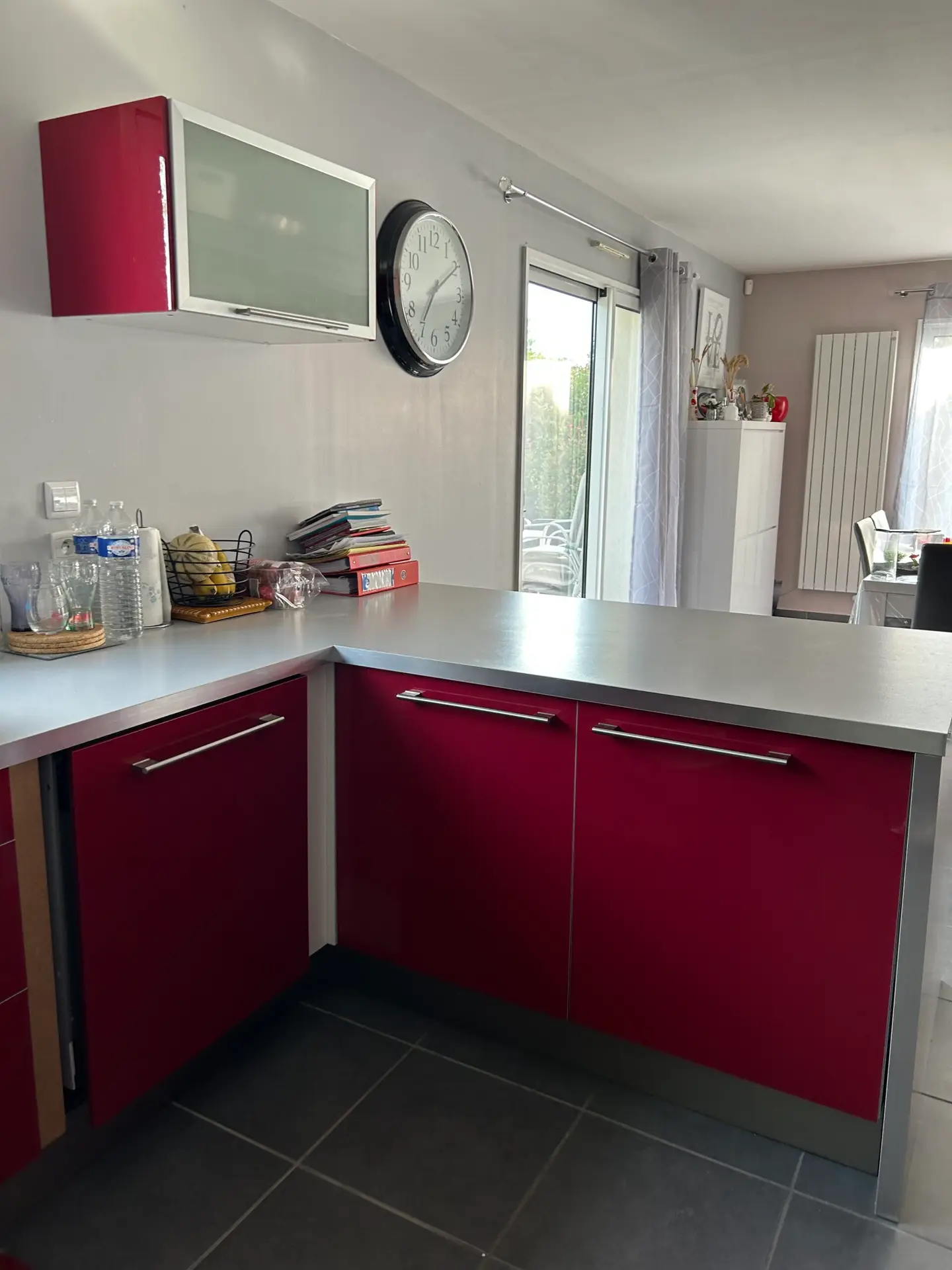 Cuisine rouge rangé Plan de travail libéré suite travail Bye bye chaos home organiser