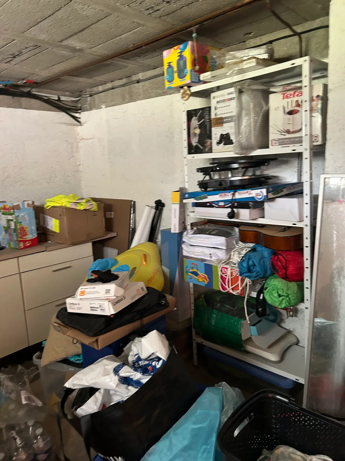 Sous-sol mal rangée avant travail de Bye bye chaos home organiser