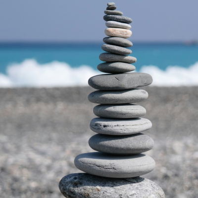 Galets en équilibre au bord de la mer Sérénité